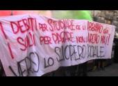 Roma 10.10.2014-azione di studenti e precari durante il corteo del #10o alle Poste italiane